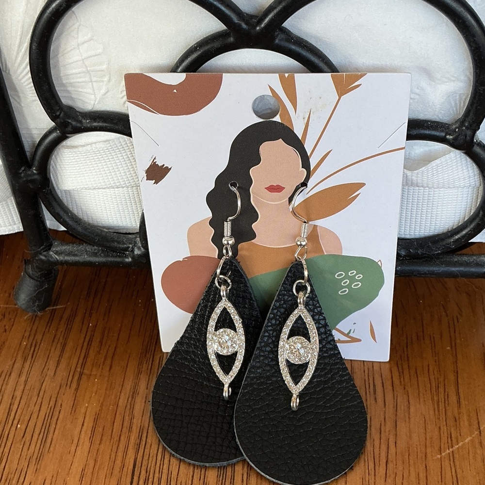 🎩Hand Crafted Black and Silver Teardrop Earrings🎩